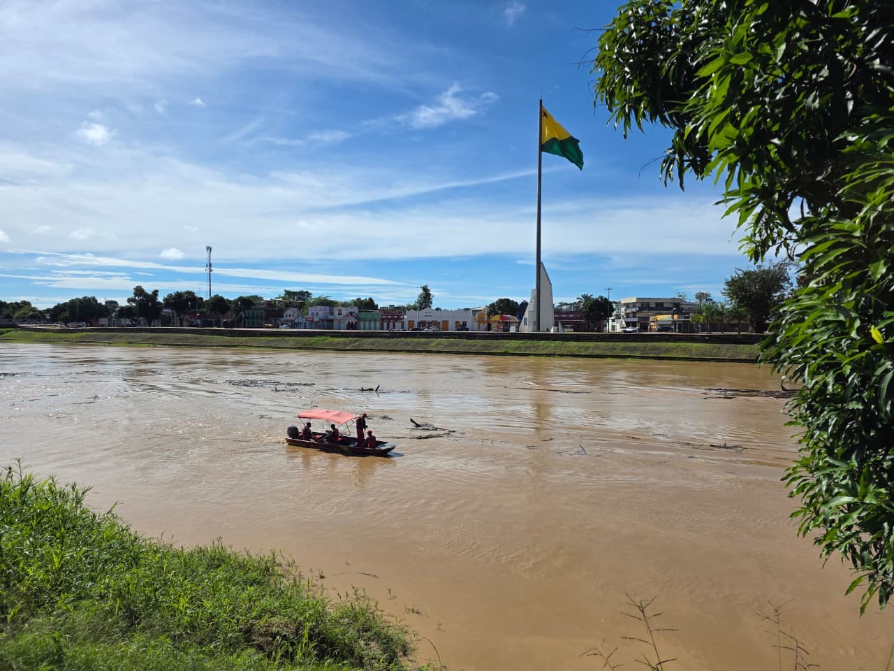 Rio Acre recebe 1ª descida de boia em Rio Branco