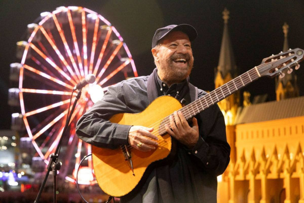 João Bosco Recife show: 80 anos celebrados no Teatro Guararapes