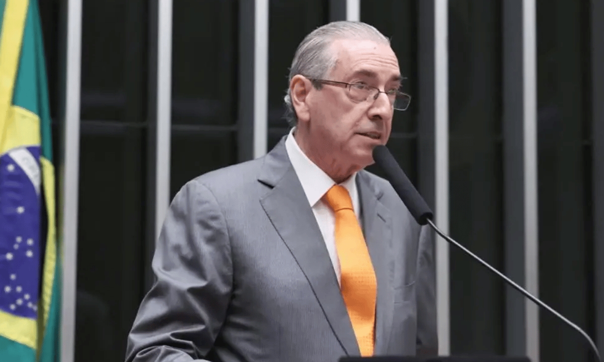 Dino bloqueia bens de Cunha em R$ 6 milhões